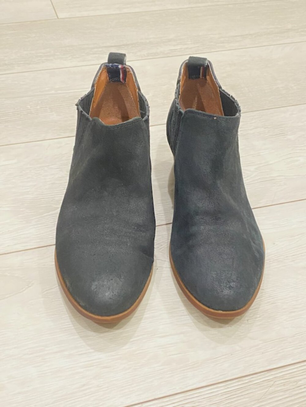 Tommy Hilfiger Suede Chelsea Booties Block Heel Black Size 8M - Picture 2 of 8